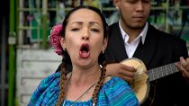 Des groupes Mariachis colombiens réagissent au décès du musicien Vicente Fernández
