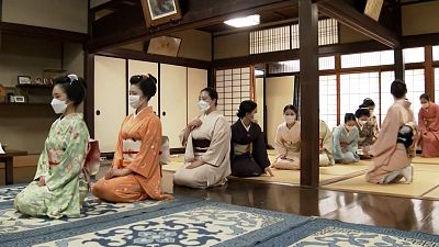 Ученицы японских гейш благодарят своих наставниц