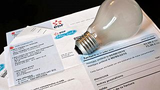  Fransa’da yılda 10 binden az kazanan hane sahiplerine ev içindeki fertlerin sayısı da dikkate alınarak, 50 ila 200 euro arasında değişen enerji yardımı yapılıyor