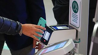 Reisender scannt seinen "Green Pass" in Italien, 15.10.2021