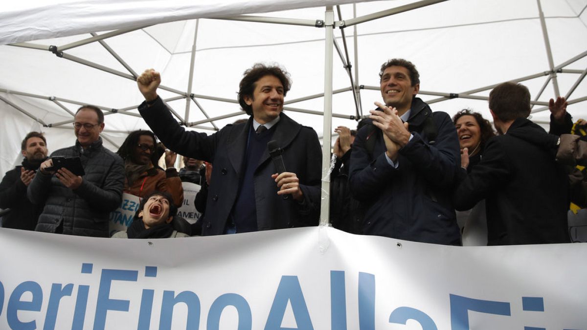 Marco Cappato (a sinistra) e Riccardo Magi celebrano l'approvazione del testamento biologico - 14.12.2017
