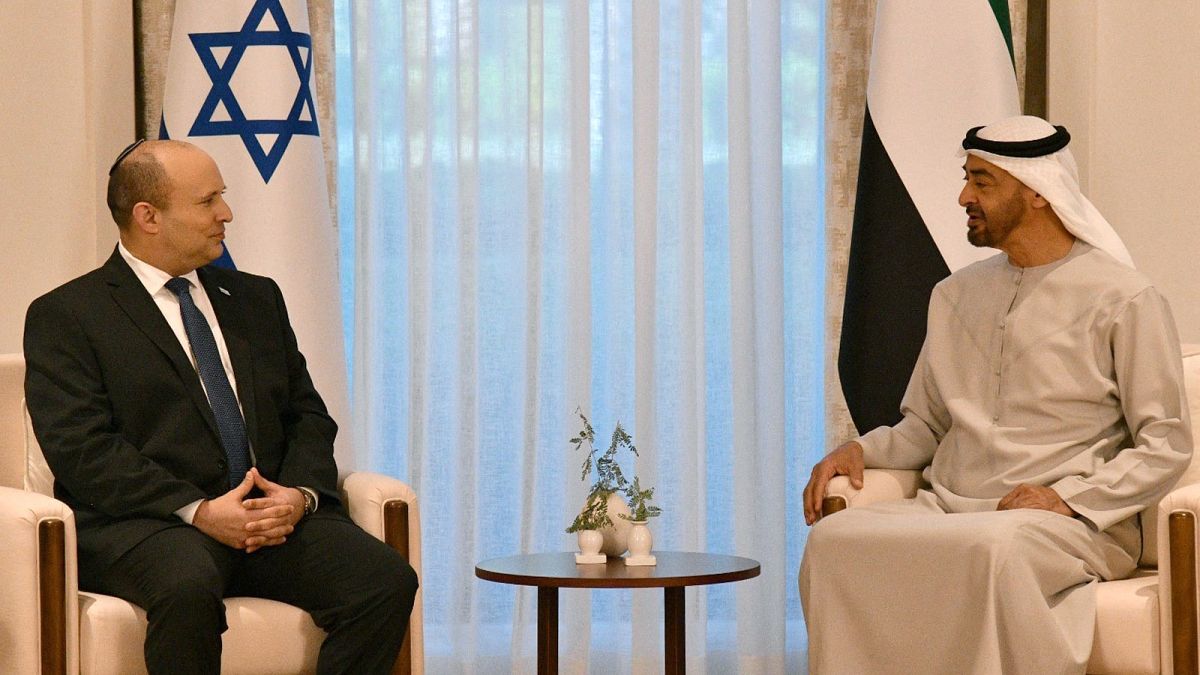 ولي عهد أبوظبي الشيخ محمد بن زايد آل نهيان يلتقي برئيس الوزراء الإسرائيلي نفتالي بينيت بعد وصوله إلى العاصمة الإماراتية، الإثنين 13 ديسمبر 2021