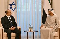 ولي عهد أبوظبي الشيخ محمد بن زايد آل نهيان يلتقي برئيس الوزراء الإسرائيلي نفتالي بينيت بعد وصوله إلى العاصمة الإماراتية، الإثنين 13 ديسمبر 2021