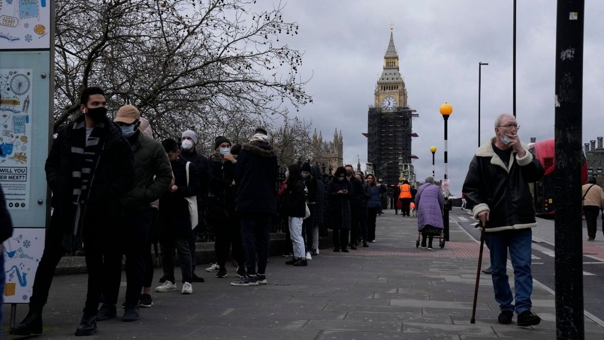 مردم برای دریافت دوز تقویتی واکسن کووید برای مقابله با  سویه اومیکرون  جلوی بیمارستان سنت توماس در لندن صف کشیدند.