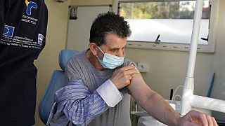 Εμβολιασμός σε κινητή μονάδα στον Πειραιά