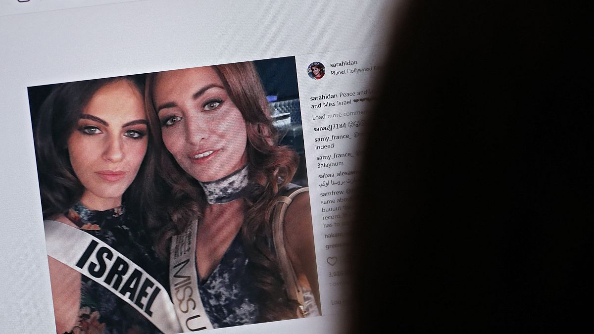 سارة عيدان، ملكة جمال العراق لعام 2017، نشرت على حسابها على إنستغرام صورة سيلفي رفقة ملكة جمال إسرائيل، في 21 تشرين الثاني / نوفمبر 2017