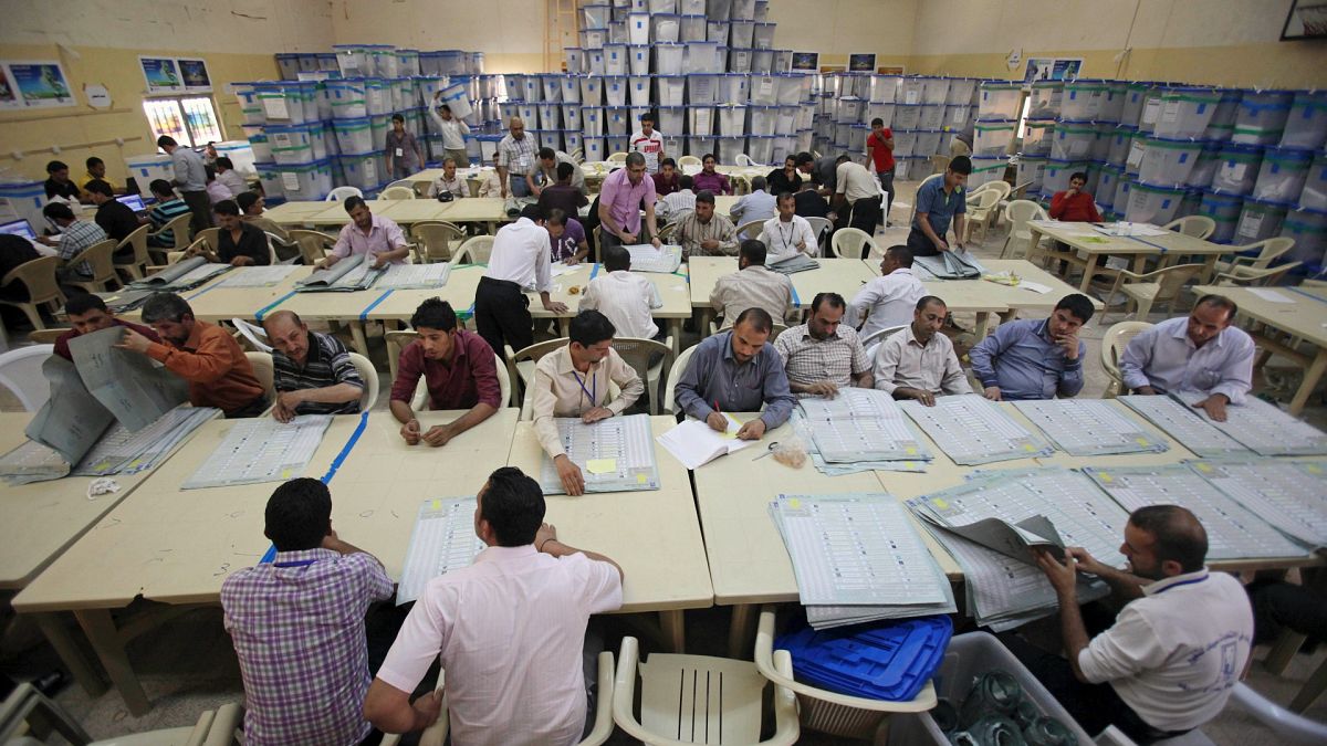 Irak’ta 10 Ekim’de yapılan erken genel seçimlerde görev yapan Seçim Komisyonu görevlileri