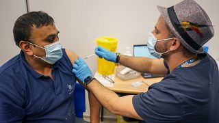 Un homme se fait vacciner à Londres, le 4 décembre 2021