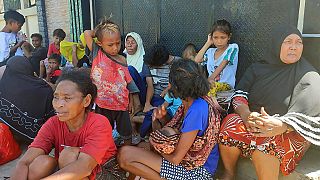 Menschen warten nach dem Erdbeben in Maumere, Indonesien, vor ihren Häusern.