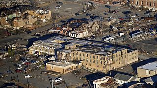 En esta foto aérea, se ve la destrucción de uno de los 30 tornados, 12/12/21, Mayfield, Estados Unidos
