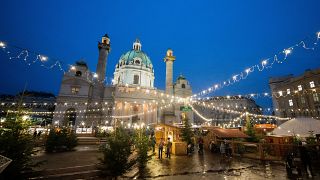 Weihnachtsmarkt auf dem Wiener Karlsplatz am 13. Dezember 2021