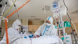 Jelenleg 6507 koronavírusos beteget ápolnak kórházban, közülük 563-an vannak lélegeztetőgépen