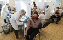 Центр вакцинации в Москве. Остановить распространение COVID-19 в столице возможно, если прививать от коронавируса 50 тысяч человек в день, считают в РАН.