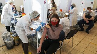 Центр вакцинации в Москве. Остановить распространение COVID-19 в столице возможно, если прививать от коронавируса 50 тысяч человек в день, считают в РАН.