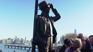 شاهد: تكريم الفنان العالمي فرانك سيناترا بتمثال زيّن مسقط رأسه بولاية نيوجيرسي