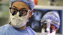 Dr. Andrew Ko a washington-i egyetem orvosi karáról agyműtétre készül 2020. január 14-én