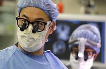 Dr. Andrew Ko a washington-i egyetem orvosi karáról agyműtétre készül 2020. január 14-én