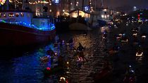 Caiaques festivos na procissão de Santa Lúcia nos canais de Copenhaga