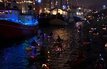 Caiaques festivos na procissão de Santa Lúcia nos canais de Copenhaga