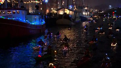 شاهد: دانماركيون يحيون ذكرى القديسة لوسيا بموكب قوارب أضاءت ليل كوبنهاغن