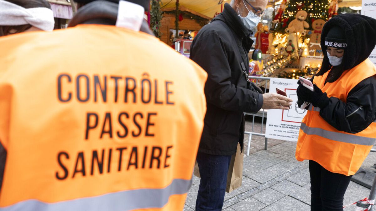 Des pass sanitaires contrôlés sur le marché de Noël de Strasbourg, le 3 décembre 2021, France