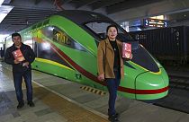 أول خدمة قطار منتظمة في القسم الصيني من خط السكة الحديد بين كونمينغ وفينتيان، عاصمة لاوس، في كونمينغ بمقاطعة يونان بجنوب غرب الصين، الجمعة 3 ديسمبر 2021