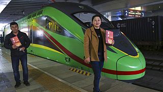 أول خدمة قطار منتظمة في القسم الصيني من خط السكة الحديد بين كونمينغ وفينتيان، عاصمة لاوس، في كونمينغ بمقاطعة يونان بجنوب غرب الصين، الجمعة 3 ديسمبر 2021