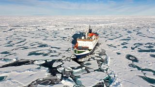 A Polarstern nevű kutatóhajó halad a Sarki-tengeren