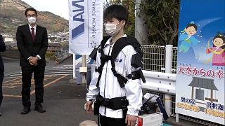 تصاویری از آزمایش جلیقه رباتیک برای کمک به راه رفتن افراد مسن در ژاپن