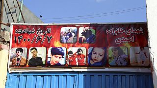 Фотографии убитых детей на воротах дома в Кабуле