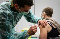 Un soldat suisse injecte le vaccin Moderna dans un centre à Délemont dans le nord de la Suisse, le 14 décembre 2021