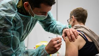 Un soldat suisse injecte le vaccin Moderna dans un centre à Délemont dans le nord de la Suisse, le 14 décembre 2021