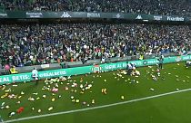 Lluvia de peluches en el Estadio Benito Villamarín de Sevilla (España).