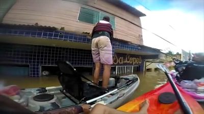 Brésil : après l'inondation de leur ville, ils parcourent les rues en kayak