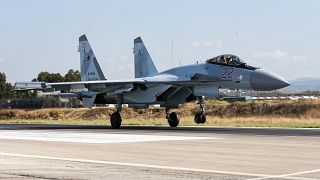 Ein russisches Kampfflugzeug (Su-35) auf dem Luftwaffenstützpunkt Hemeimeem in Syrien (Aufnahme vom 26. September 2019)