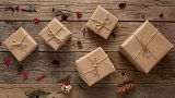 Photo de cadeaux présentés avec un décor naturel