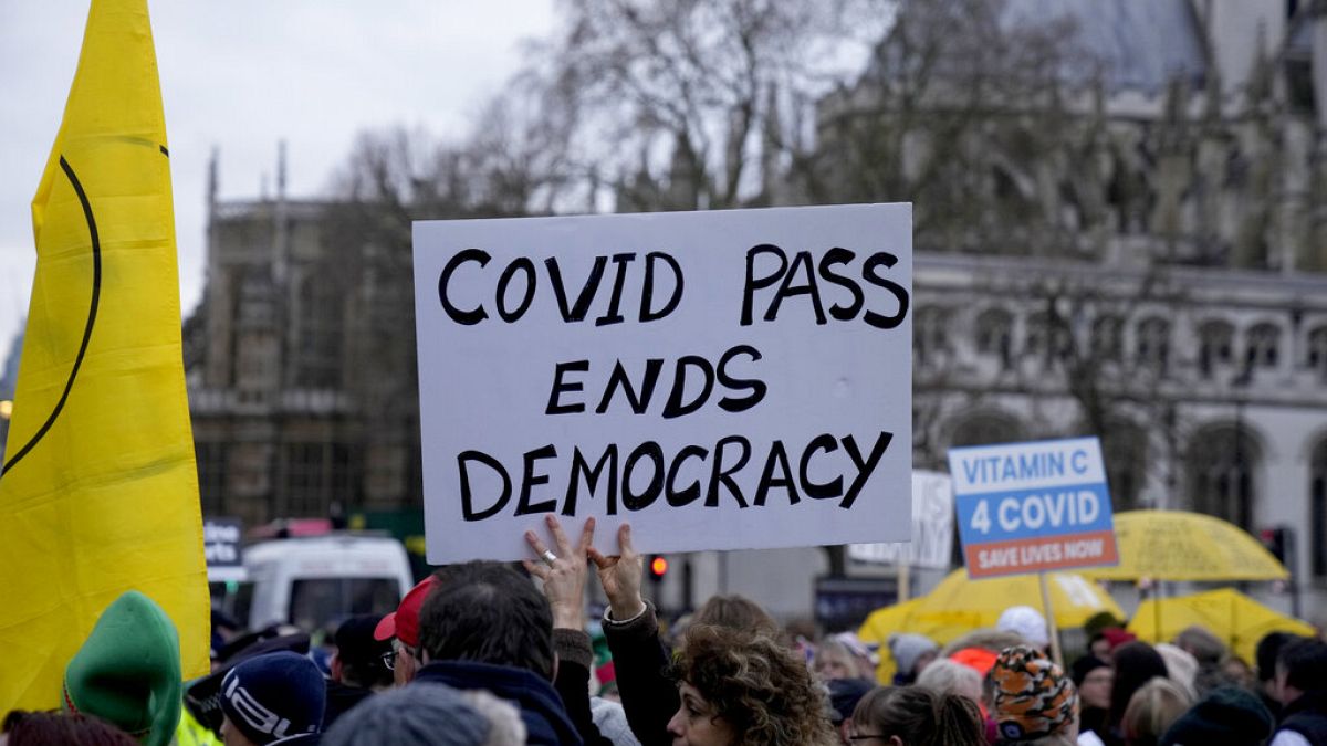 "Covid Pass, finisce la democrazia". Manifestazione davanti al Parlamento di Londra. 13.12.2021