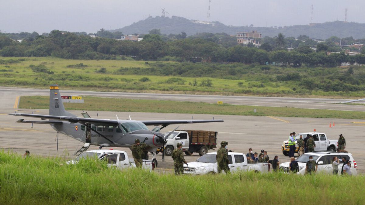 Soldados patrullan cerca de la pista del aeropuerto Camilo Daza donde se produjo una explosión en la valla perimetral del aeropuerto en Cúcuta, Colombia