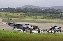 Soldados patrullan cerca de la pista del aeropuerto Camilo Daza donde se produjo una explosión en la valla perimetral del aeropuerto en Cúcuta, Colombia