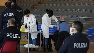 Polizisten in Rom lassen sich impfen: Seit dem 15. Dezember ist die Impfung gegen das Coronavirus für Sicherheitskräfte Pflicht.