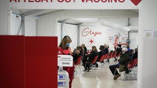 Με επέκταση υποχρεωτικότητας εμβολιασμών και περιορισμούς αντιμετωπίζει η Ευρώπη την Όμικρον