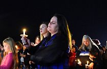 Habitants de Mayfield recueillis pour une veillée aux bougies, Kentucky, États-Unis, 14 décembre 2021