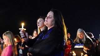 Habitants de Mayfield recueillis pour une veillée aux bougies, Kentucky, États-Unis, 14 décembre 2021