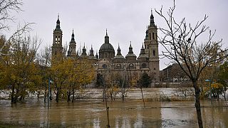 Las inundaciones llegan hasta las inmediaciones de la Basílica de Nuestra Señora del Pilar en Zaragoza