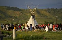Des centaines de personnes rassemblées pour un hommage aux victimes des tombes non marquées sur le site de l'ancien pensionnat indien de Marieval, Saskatchewan, 26 juin 2021