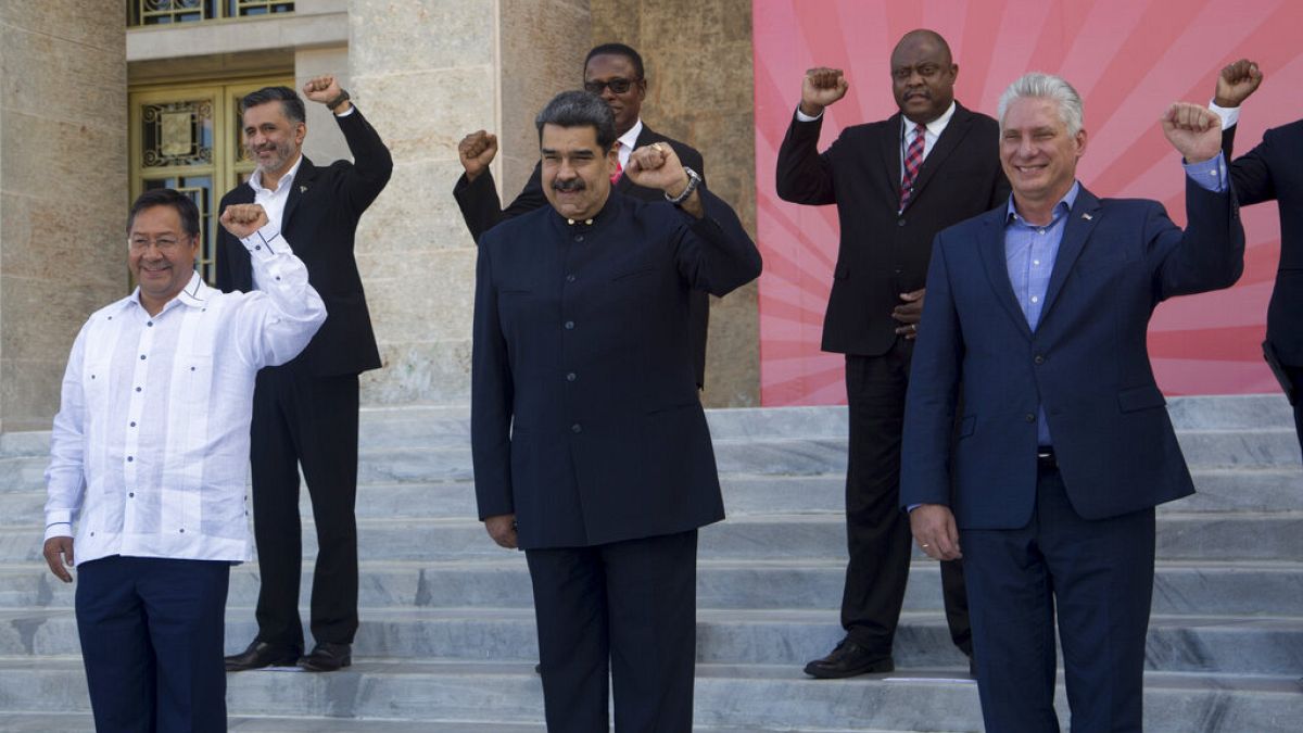 Los líderes de la ALBA posan en una foto de familia al inicio de cumbre que han celebrado en Cuba