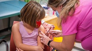 Egy kislány megkapja a koronavírus elleni vakcináját a Heim Pál Országos Gyermekgyógyászati Intézetben