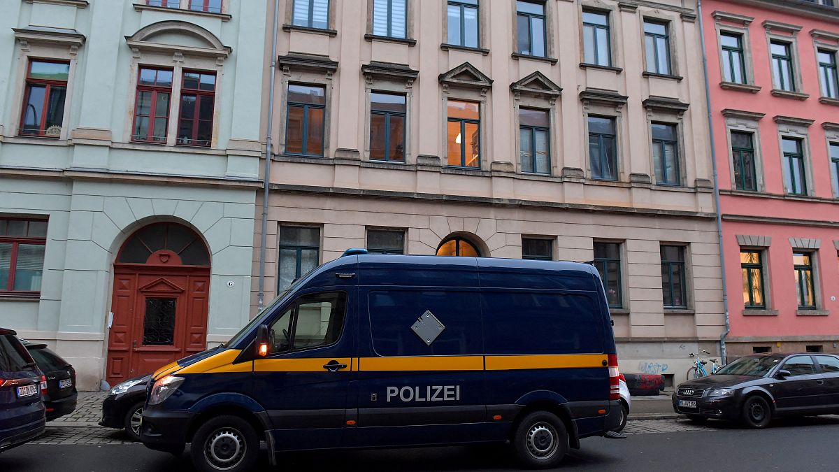 سيارة شرطة ألمانية تقف أمام المبنى المستهدف في مدينة دريسدن