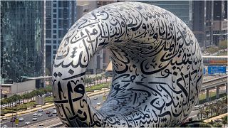 صورة التقطت في 30 يونيو 2021 لنصب في شارع الشيخ زايد بمدينة دبي في الإمارات العربية المتحدة ويظهر فيها جانباً من جماليات الخط العربي
