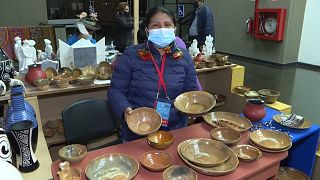 Artesana Awajún mostrando piezas de cerámica, 14/12, Lima, Perú